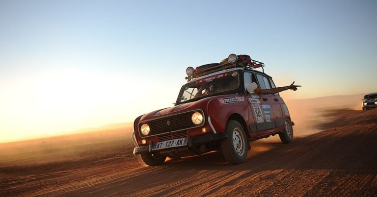 Voyager a bord dune renault 4l featured